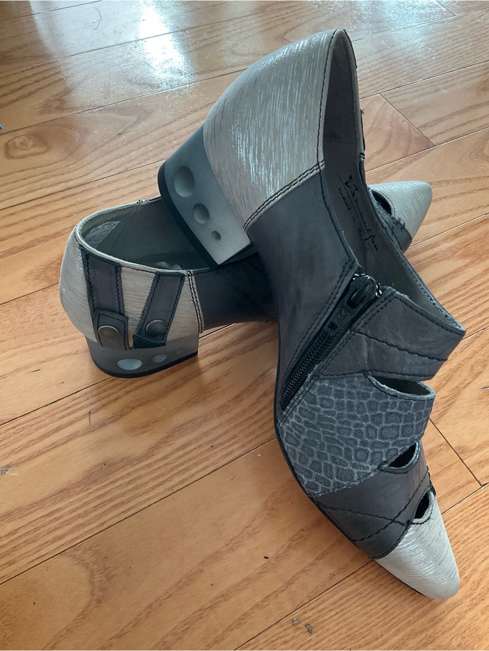 Gray Mixed-Material Pointed Toe Low Heel Shoes